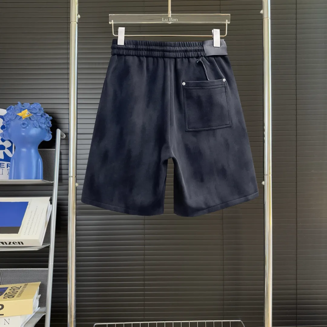 Balenciaga's three-standard complete 2026 summer New Arrival men's casual shorts, advanced custom-made Breathable fabric, Breathable fabric, extremely stretchy and comfortable, impeccable details, top-grade accessories, original logo design concept, delicate and soft feel! The upper body fit is awesome! Size: M-XXXL Please state your height and weight when ordering